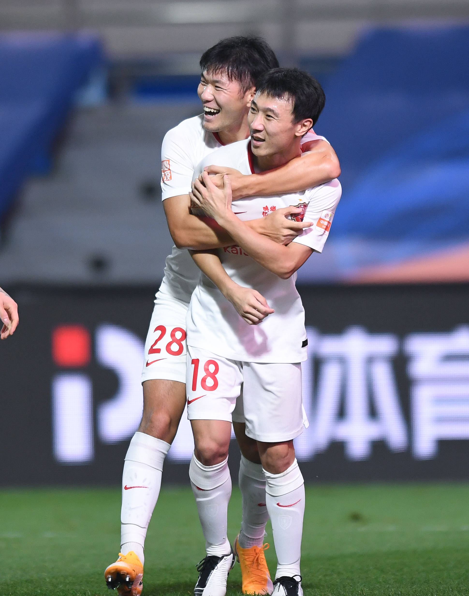 深圳佳兆业队员合练踢球,一同为出色发挥的简单介绍 深圳佳兆业队员合练踢球,一同为出色发挥的简单介绍