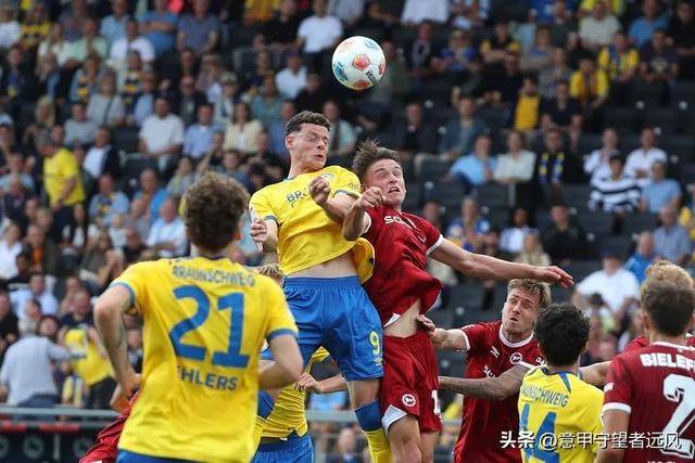 沙尔克主将主场击败波鸿,豪取三分 沙尔克主将主场击败波鸿,豪取三分